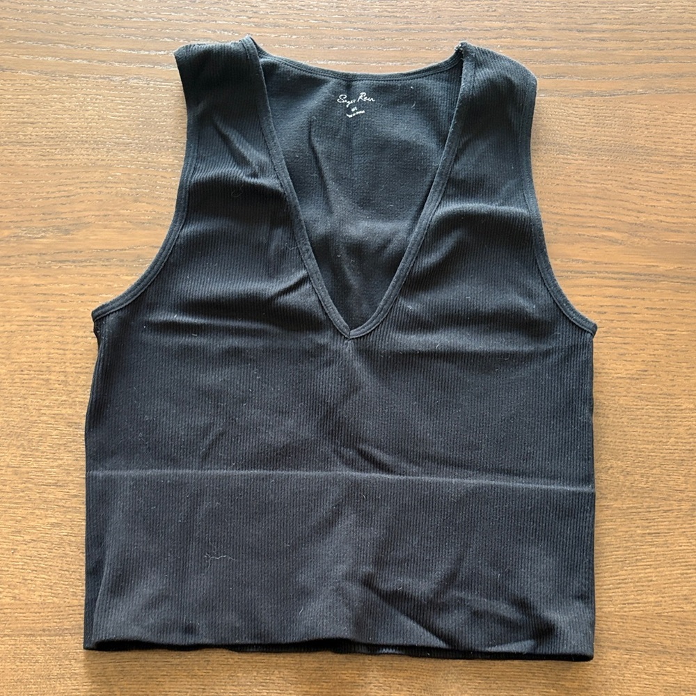 SUGAR RAIN - Black Ribbed V-Neck Cropped Tank